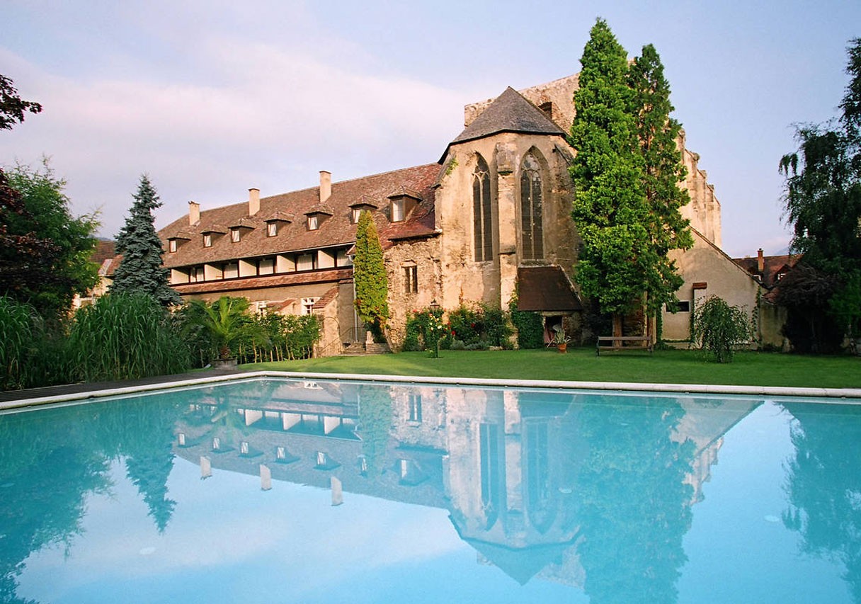 Außenansicht Hotel Richard Löwenherz mit Pool & Liege.