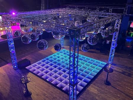 Stages, podium, verlichting, truss systemen en volledige backline verhuur aan de Costa del Sol (Marbella, Torremolinos, Málaga)