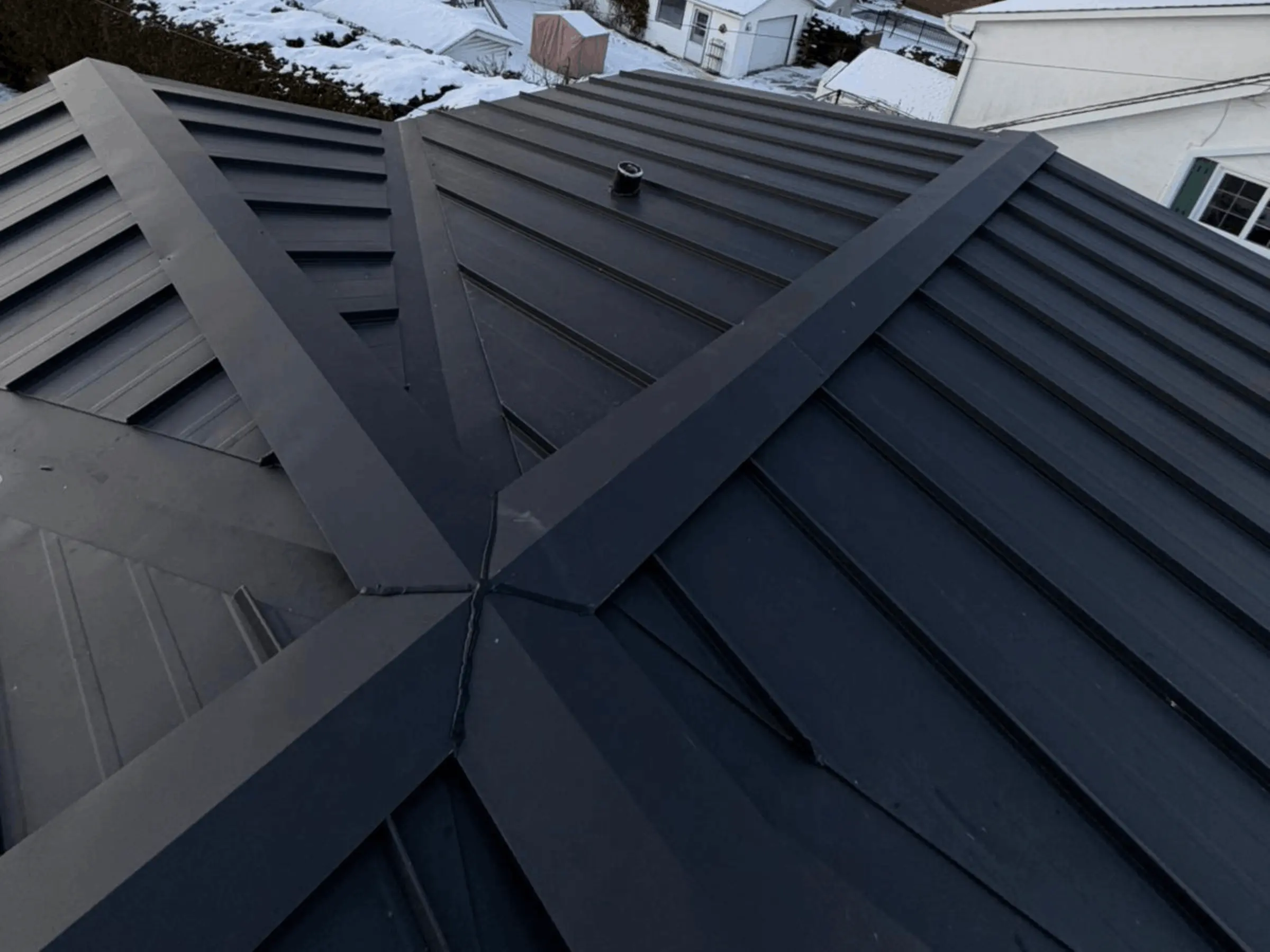 Toiture à joints debout gris foncé vue en angle - lignes verticales épurées