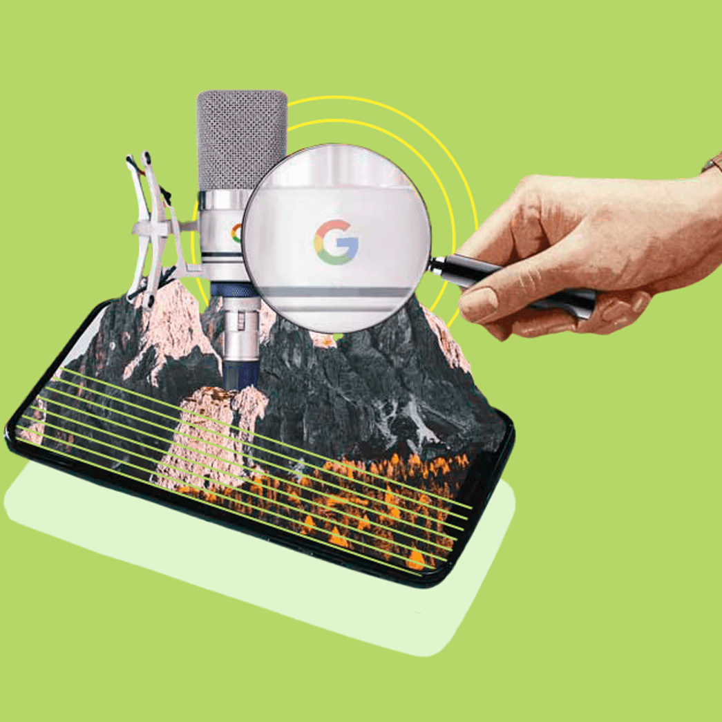 Ilustración de un micrófono sobre montañas en pantalla de smartphone, con lupa ampliando el logotipo de Google, fondo verde.
