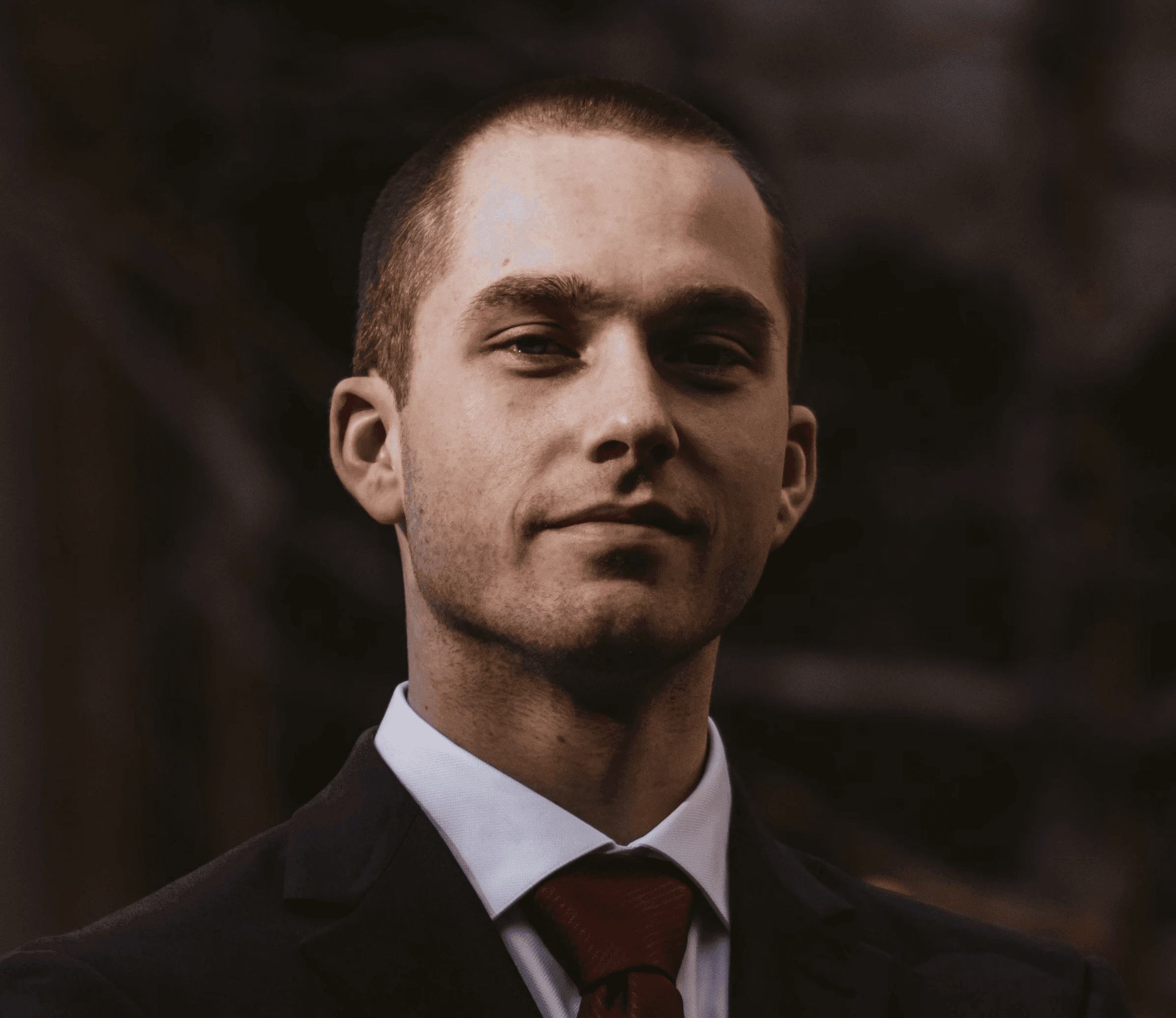 man wearing black notched lapel suit jacket in focus photography