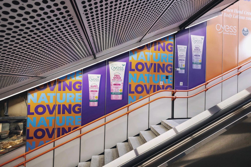 Oyess Werbung Plakat U-Bahn Aufgang