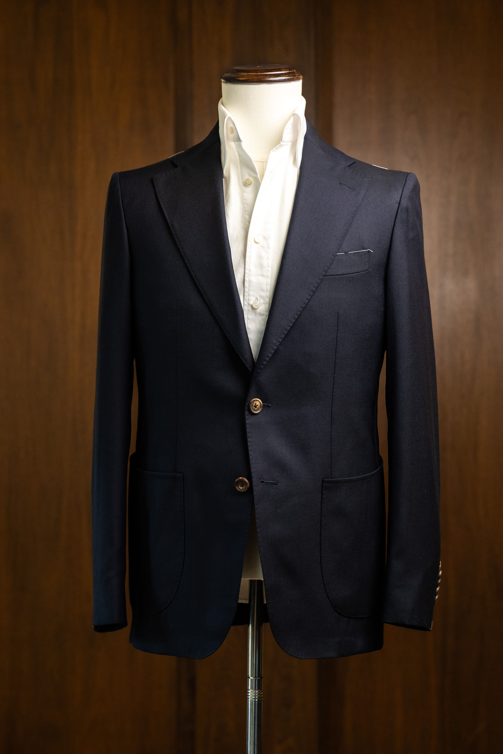 A tailored navy single-breasted Don Marrón jacket displayed on a mannequin, highlighting refined construction, smooth lapels, and a clean, modern silhouette.