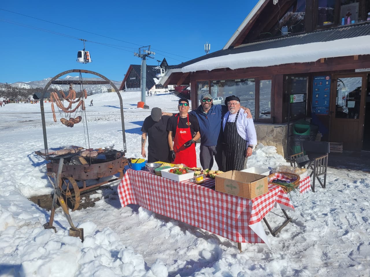 Eduardo y un cocinero en una cabaña en invierno, nieve acumulada en el suelo