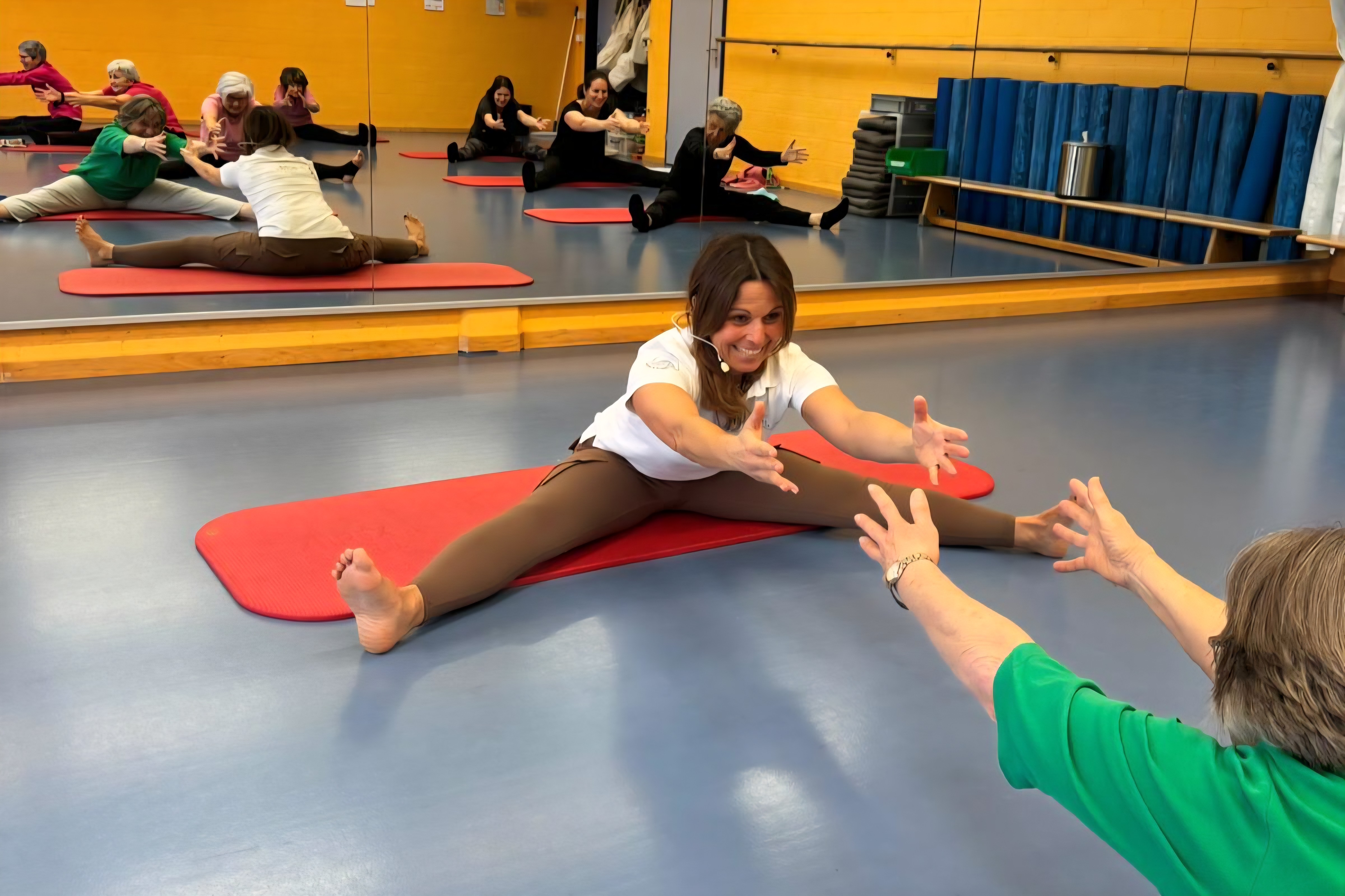 Liebscher & Bracht Kursgruppe bei Engpassdehnungen in Mettmenstetten – Fasziencare für alle Altersstufen