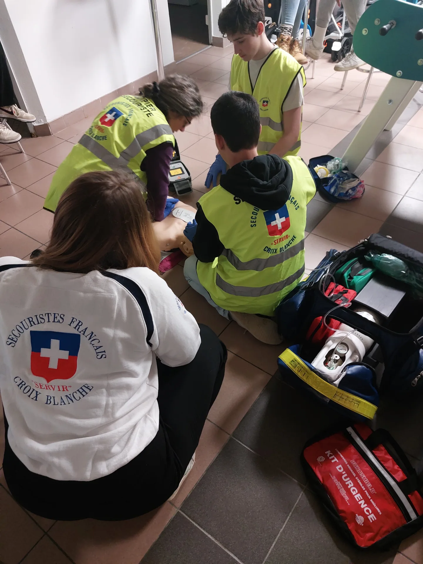 Séance de formation premiers secours avec défibrillateur et kit d'urgence.