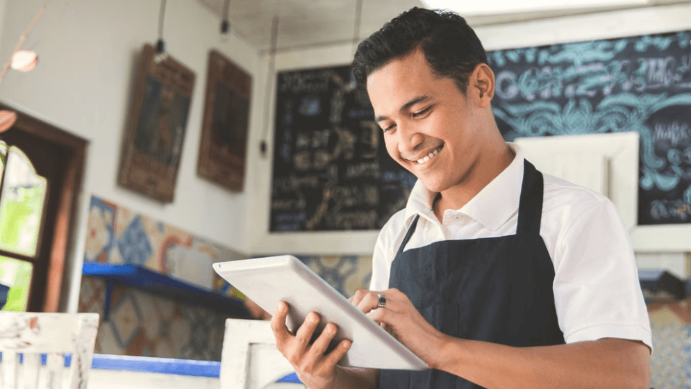 Seorang pemilik perniagaan F&B di Malaysia dengan sistem POS