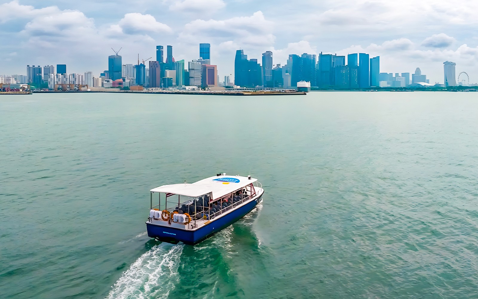 Croisière en hors-bord près de la ligne d'horizon de Singapour avec des passagers profitant de la visite Southern Albatross.