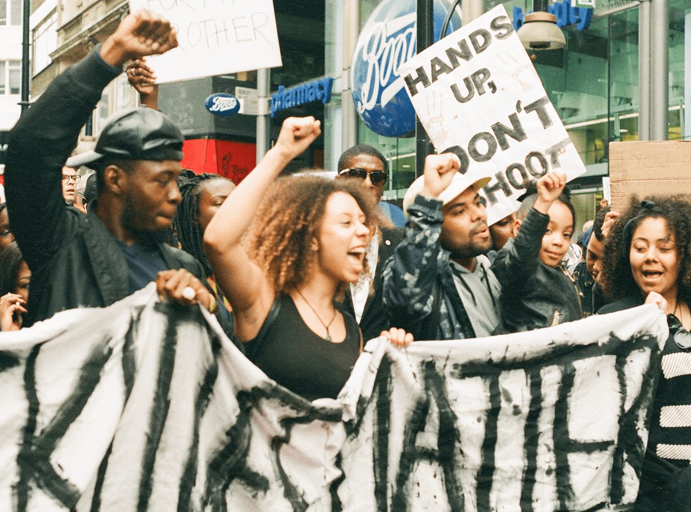 BLMUK 2020 protest. ID: large crowd, with blm banner and dont shoot sign - image by lorenzo gariddo