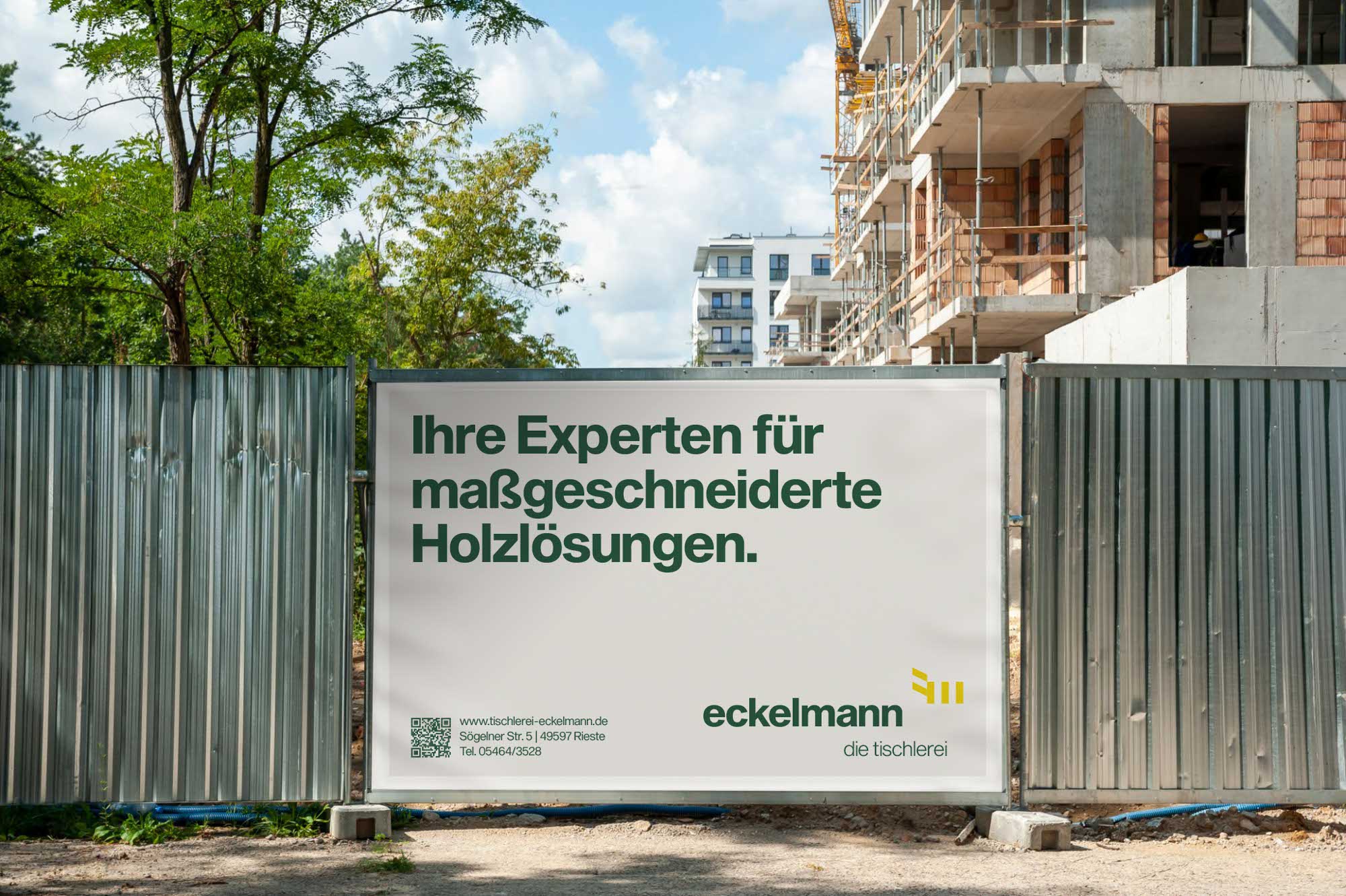 Gestaltetes Baustellenschild im Corporate Design – robust, gut sichtbar, markenkonform
