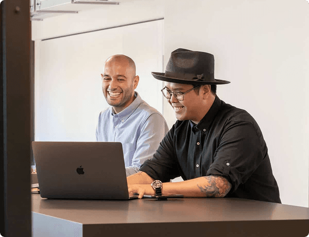 Two employees from the Sovendus UX team working on a laptop in the office