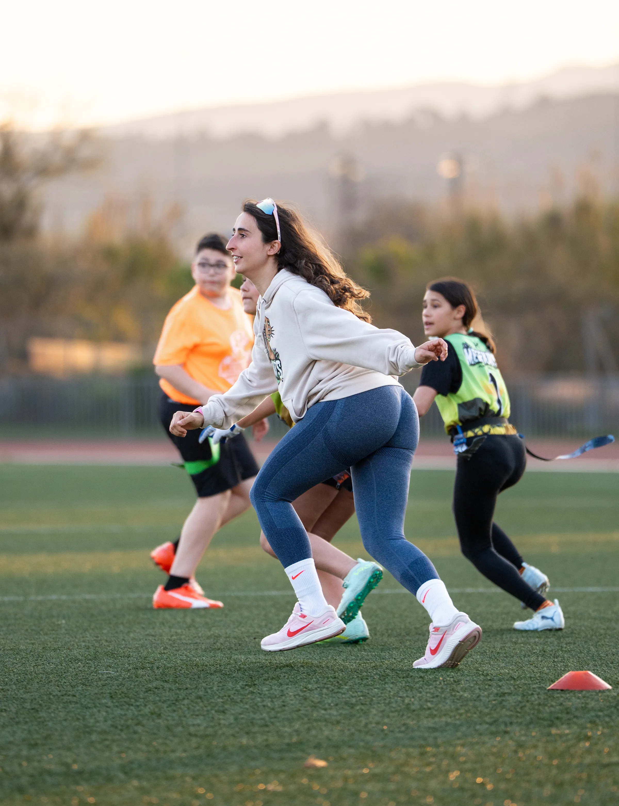 Jugadores en carrera durante entrenamiento flag football Sub-11 Cornellà Meerkats 2026, por Nolan Pardo