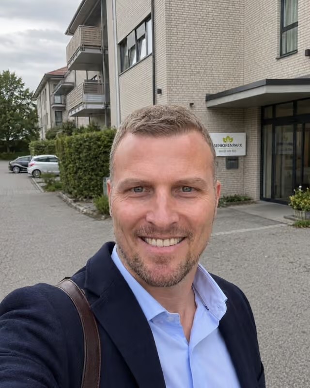 Michael Scheidel vor einer Pflegeeinrichtung