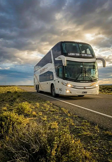 Teleférico urbano sobre a cidade, com cabines suspensas e vista panorâmica da região ao fundo