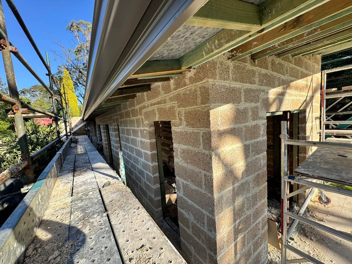 House in the bluemoutains going through a retrofit experience with hempcrete blocks by Respirabuilt.