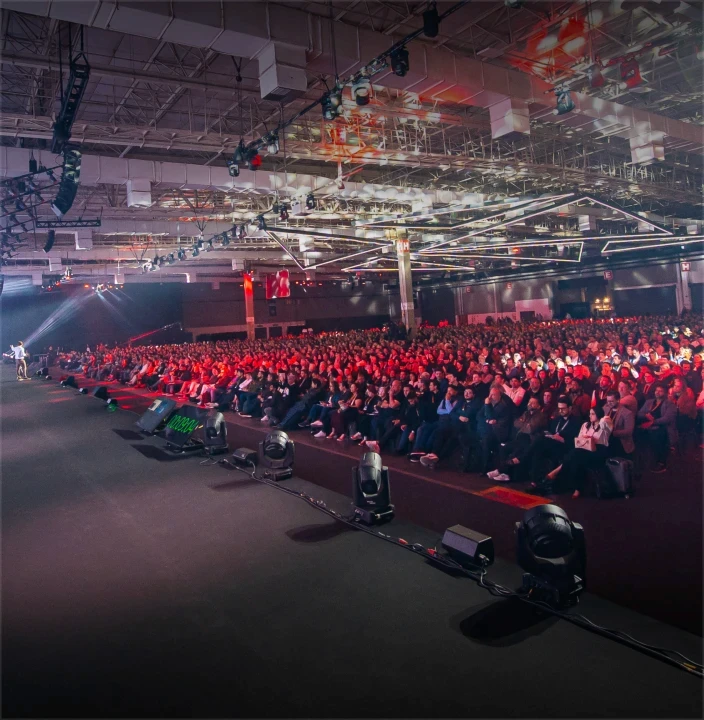 Plateia lotada em evento de IA generativa realizado pela Adapta