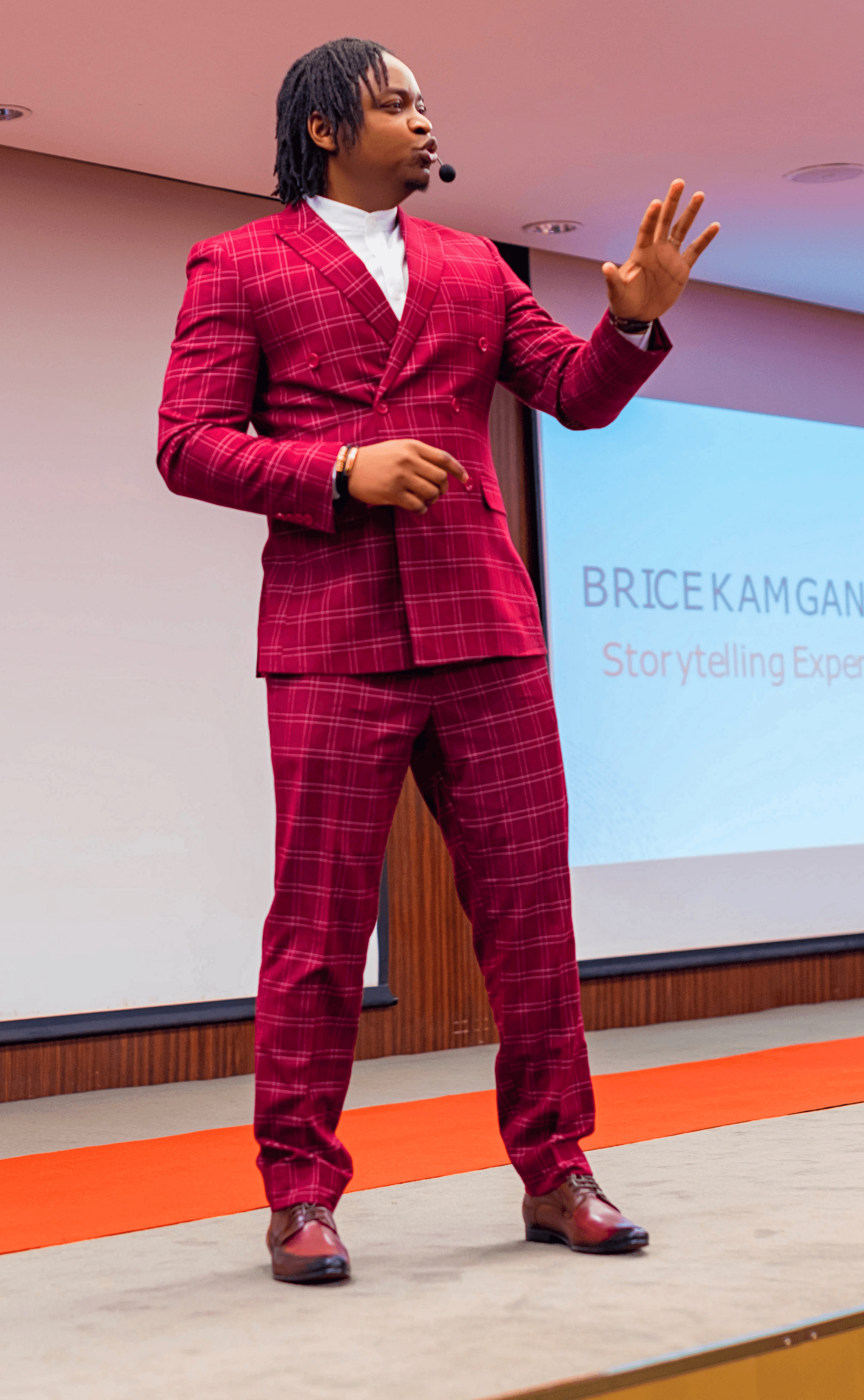 Brice Kamgang animant une masterclass sur le storytelling magnétique lors de l'événement Elles Racontent