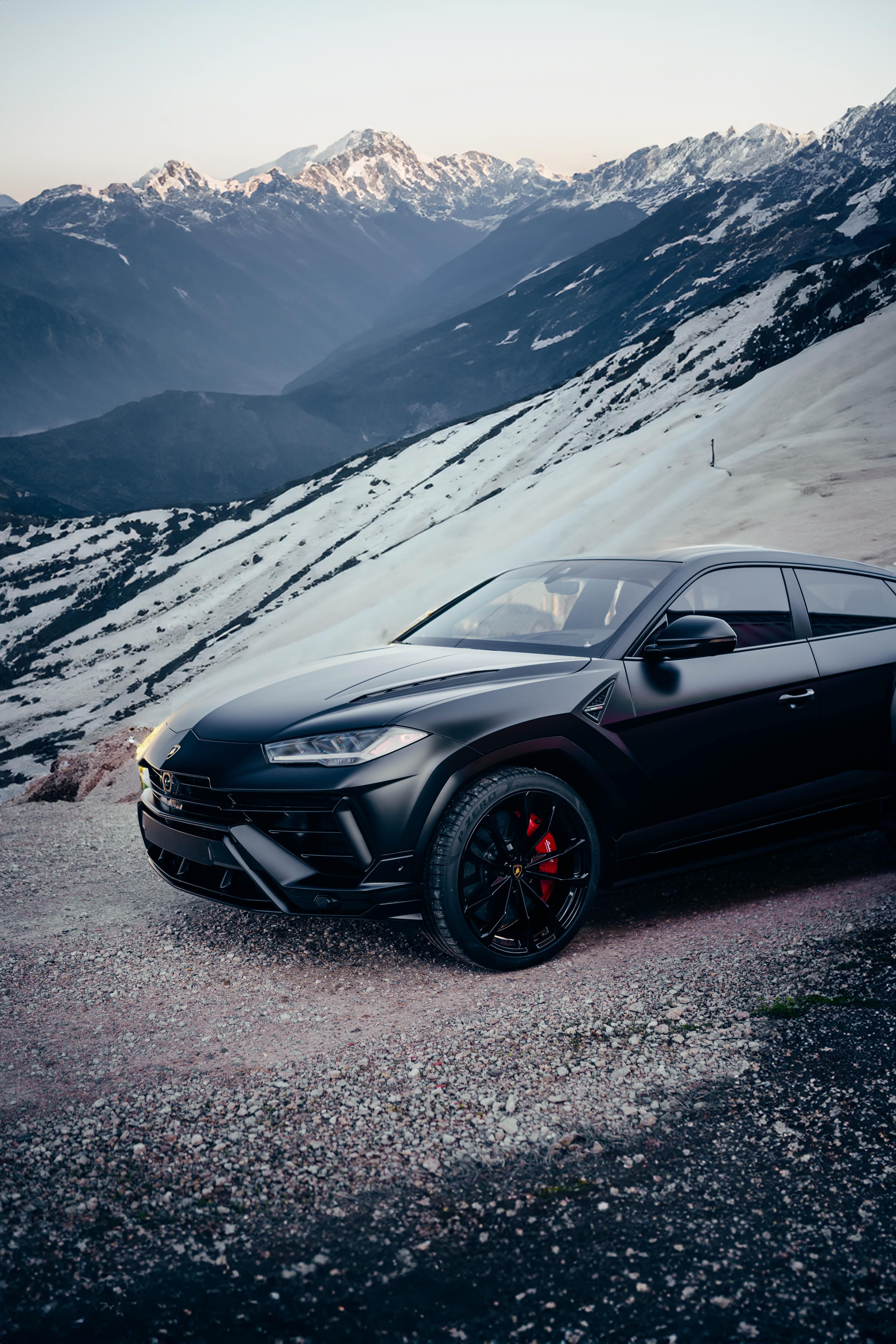 black lamborghini urus