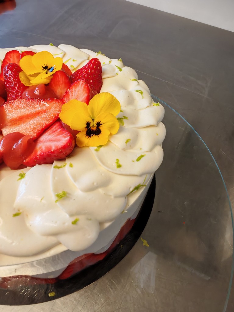 Pavlova aux fruits de saison sans lactose et sans gluten maison pastel patisserie Cognac