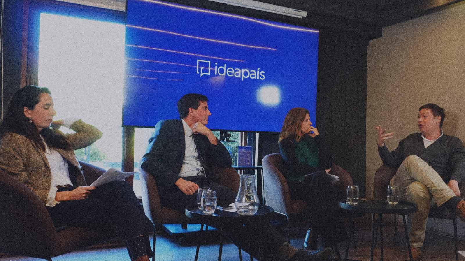 Foto de la coordinadora legislativa y de contenidos de IdeaPaís, Francisca Figueroa; el diputado RN, Diego Schalper; la directora del Centro para el Bienestar y Desarrollo de la Adolescencia y la Niñez en la Era Digital, Magdalena Claro y el investigador del Centro Signos de la Universidad de los Andes, Matías Quer, en el Conversatorio Más allá del titular: “Los límites morales del algoritmo” de IdeaPaís.