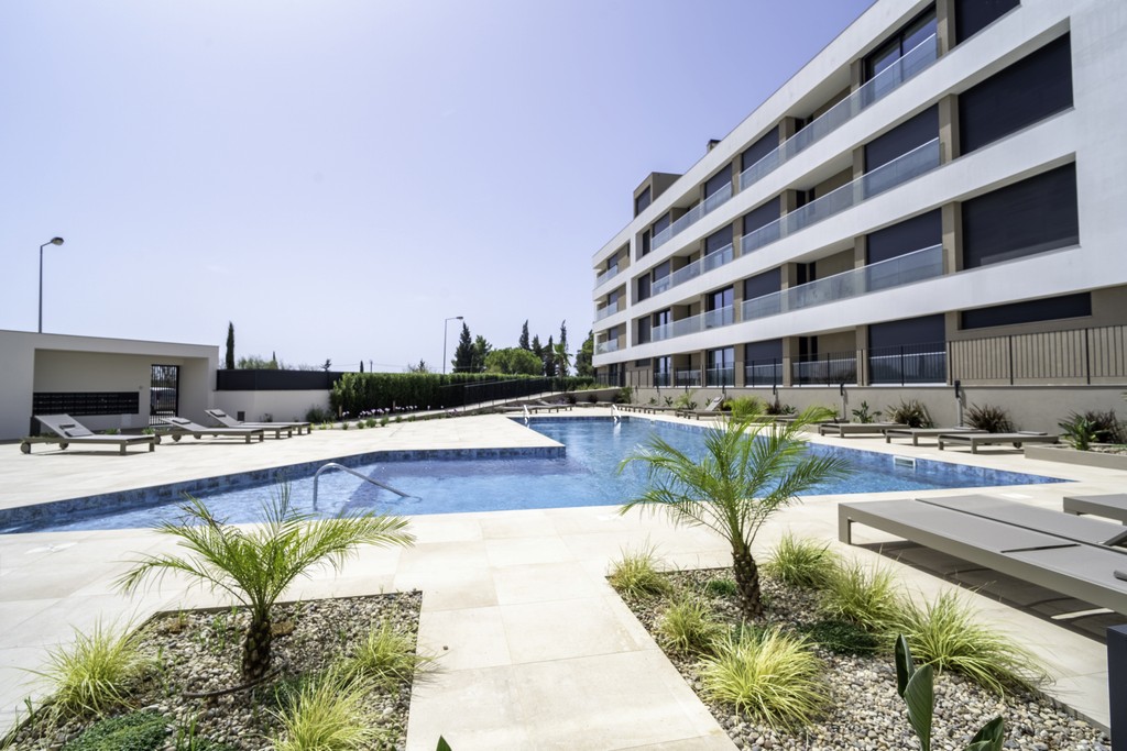 ferragudo-hills-exterior