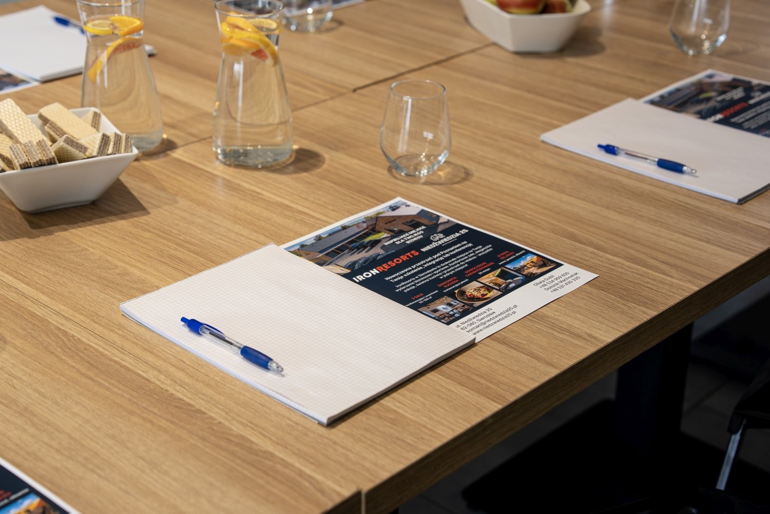 Materiały szkoleniowe i notesy przygotowane dla uczestników szkolenia w Niedźwiedzia 25