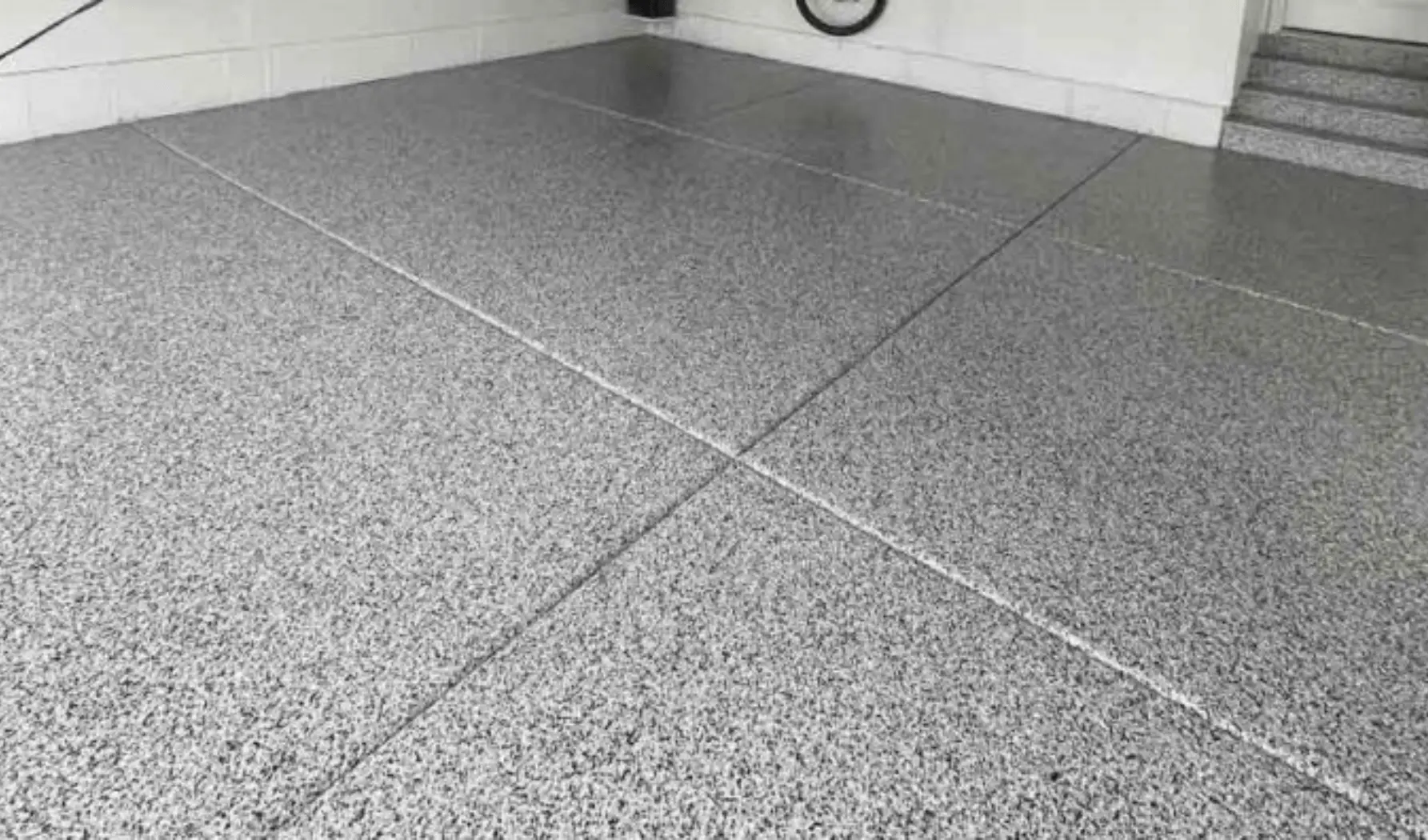 Flake epoxy garage floor coating with seamless finish