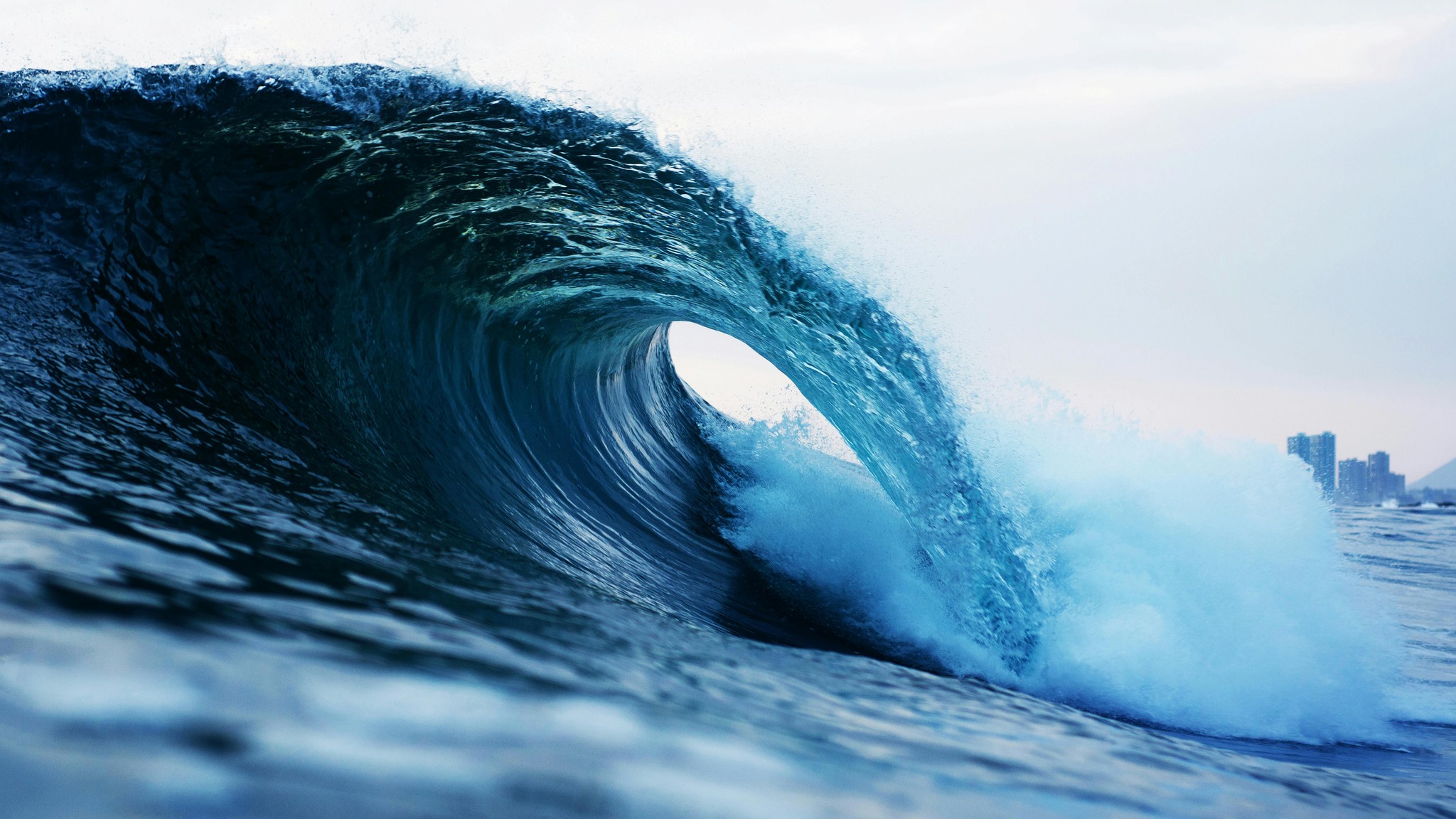 Image of a wave breaking
