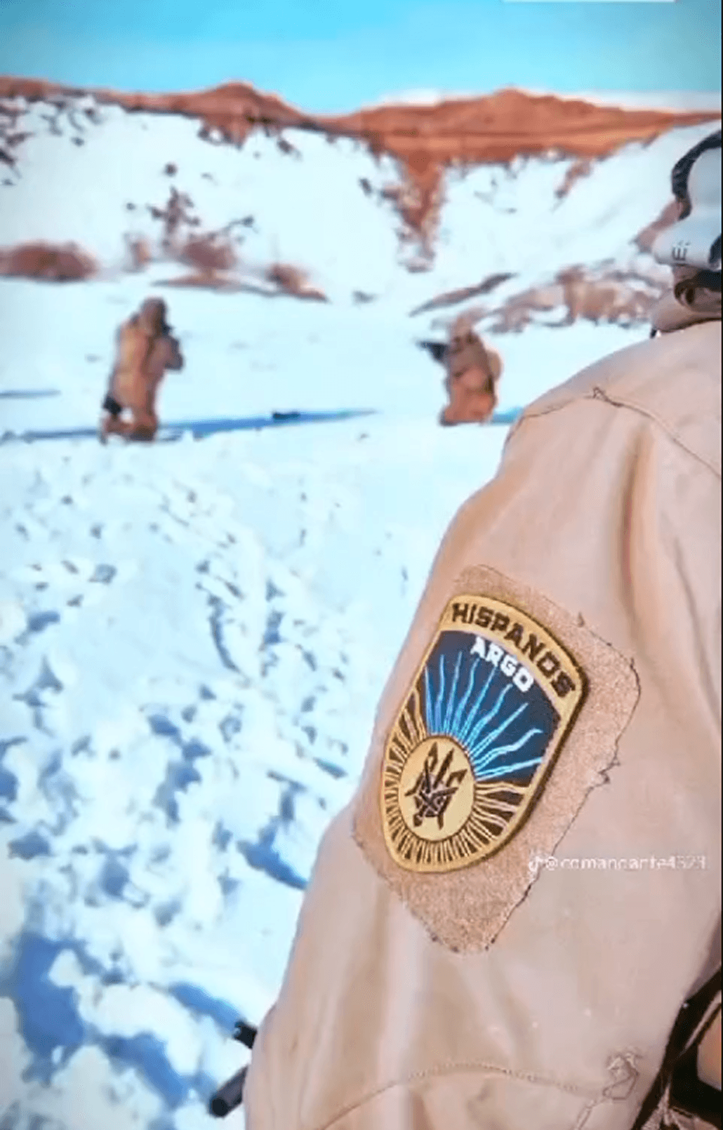 Soldados portando el parche de hispanosargo