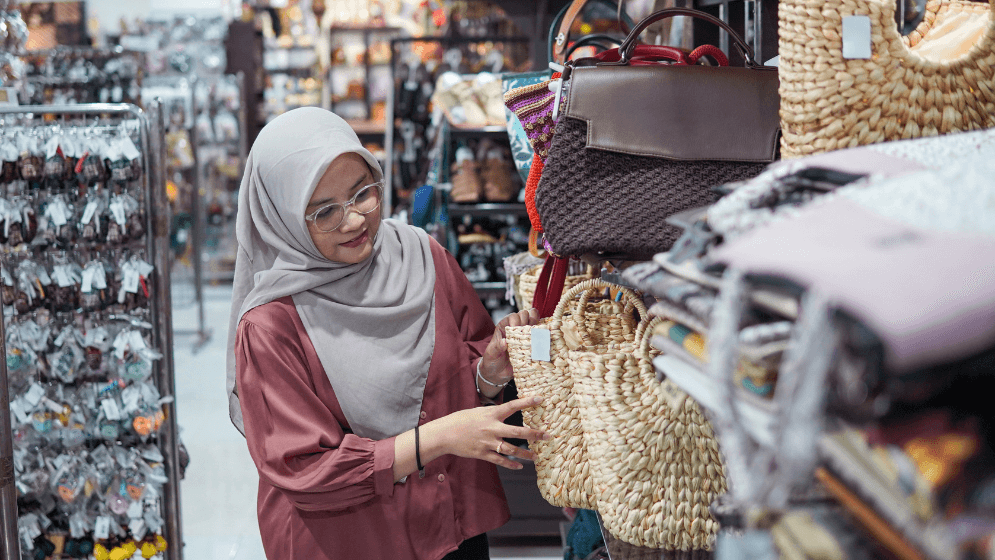 Seorang pekerja runcit Malaysia