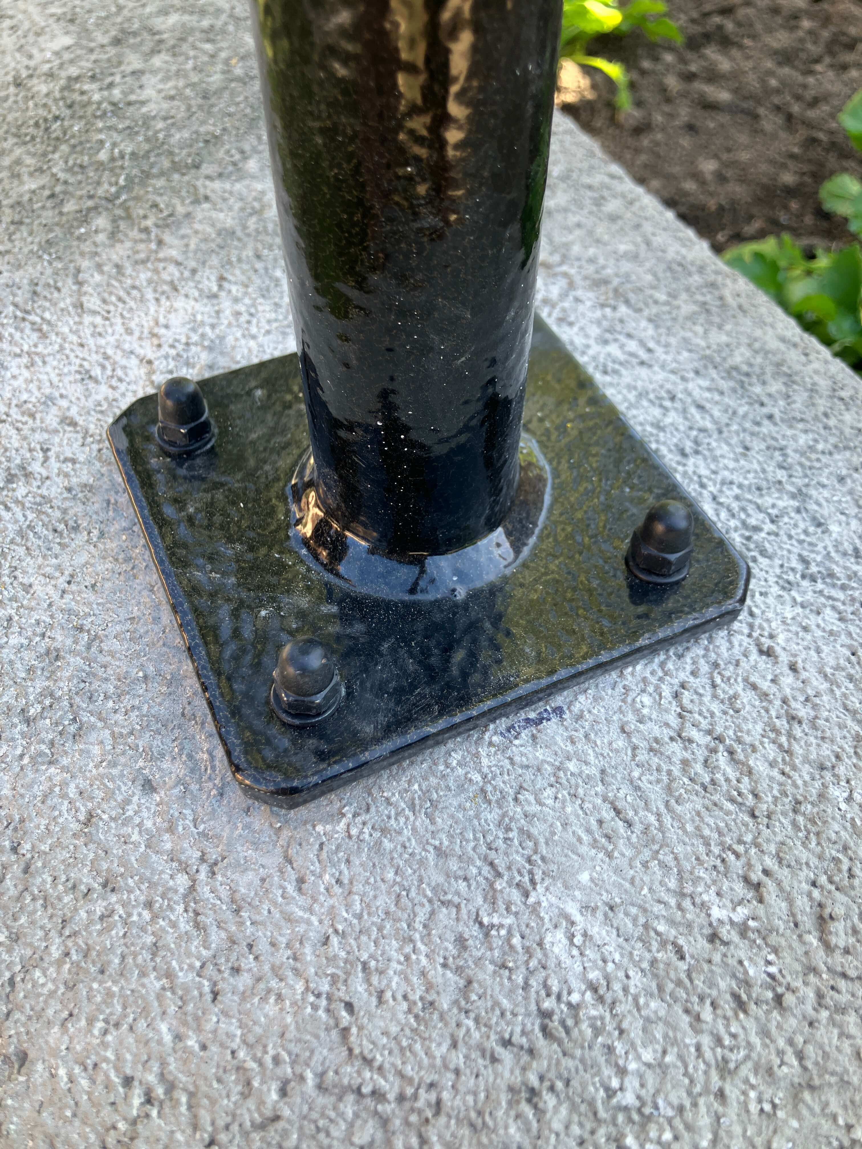 Kovové sloupky s řetězem