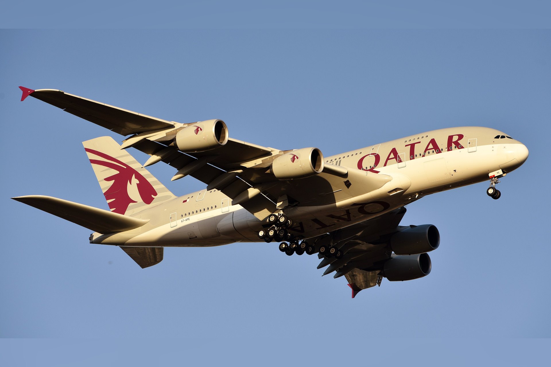 Un Airbus A380 de Qatar Airways en vol, la compagnie sur laquelle se dépensent les Avios