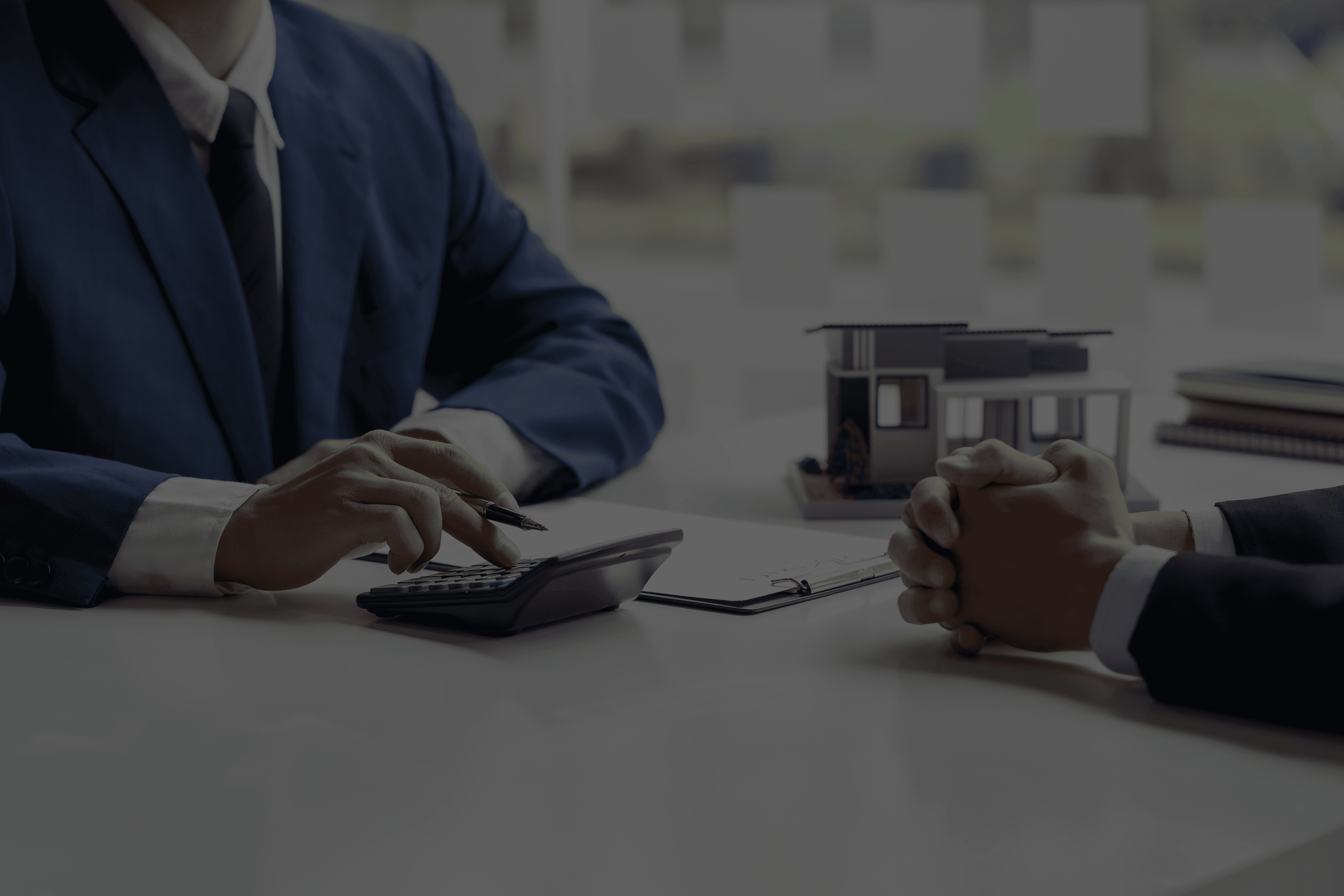 Hypotheekadviseur bespreekt financiële mogelijkheden met klant aan tafel