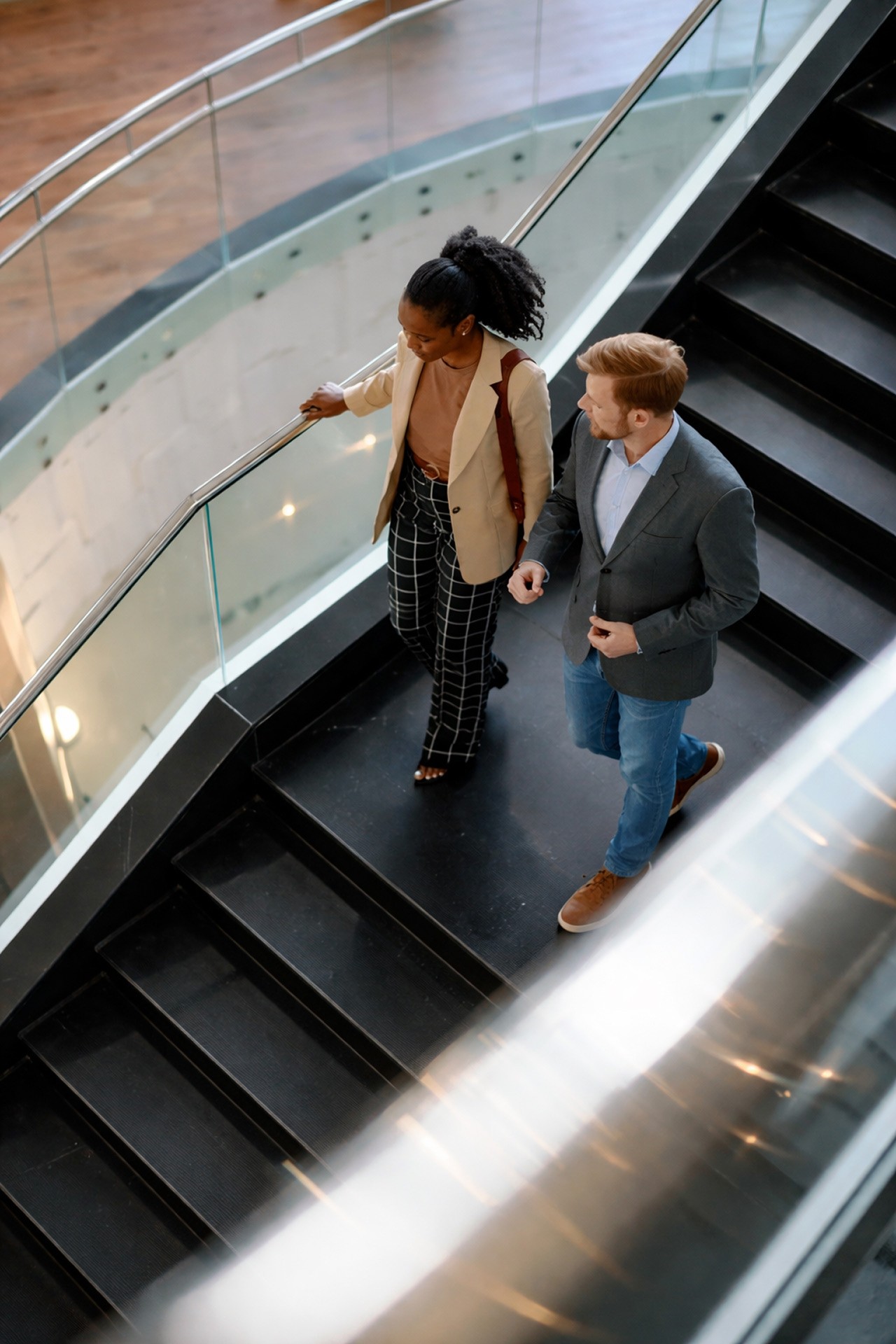 Zwei Personen sitzem am Tisch und unterschreiben Dokumente