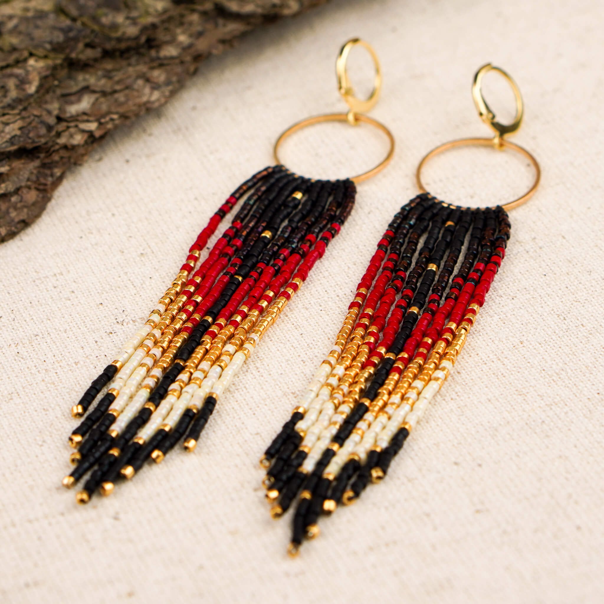 Unikalne kolczyki etno boho – długie, ręcznie wykonane z japońskich koralików Miyuki, złote koło, kolor czerwony z akcentami kremu czerń złoto