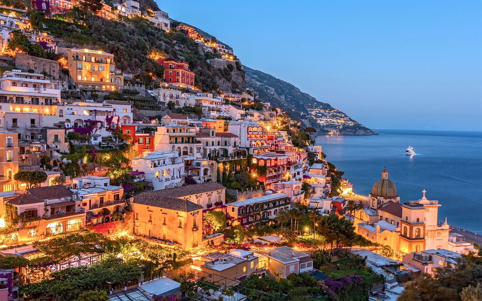 Vista nocturna del pueblo de Positano en la Costa Amalfitana, Italia