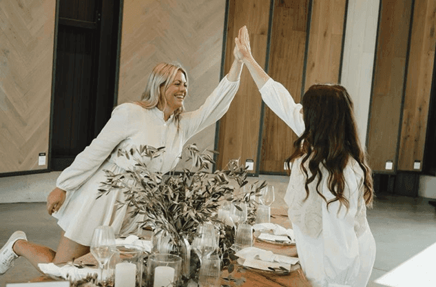 Team bei der Gestaltung einer Hochzeitsdekoration mit floralen Elementen