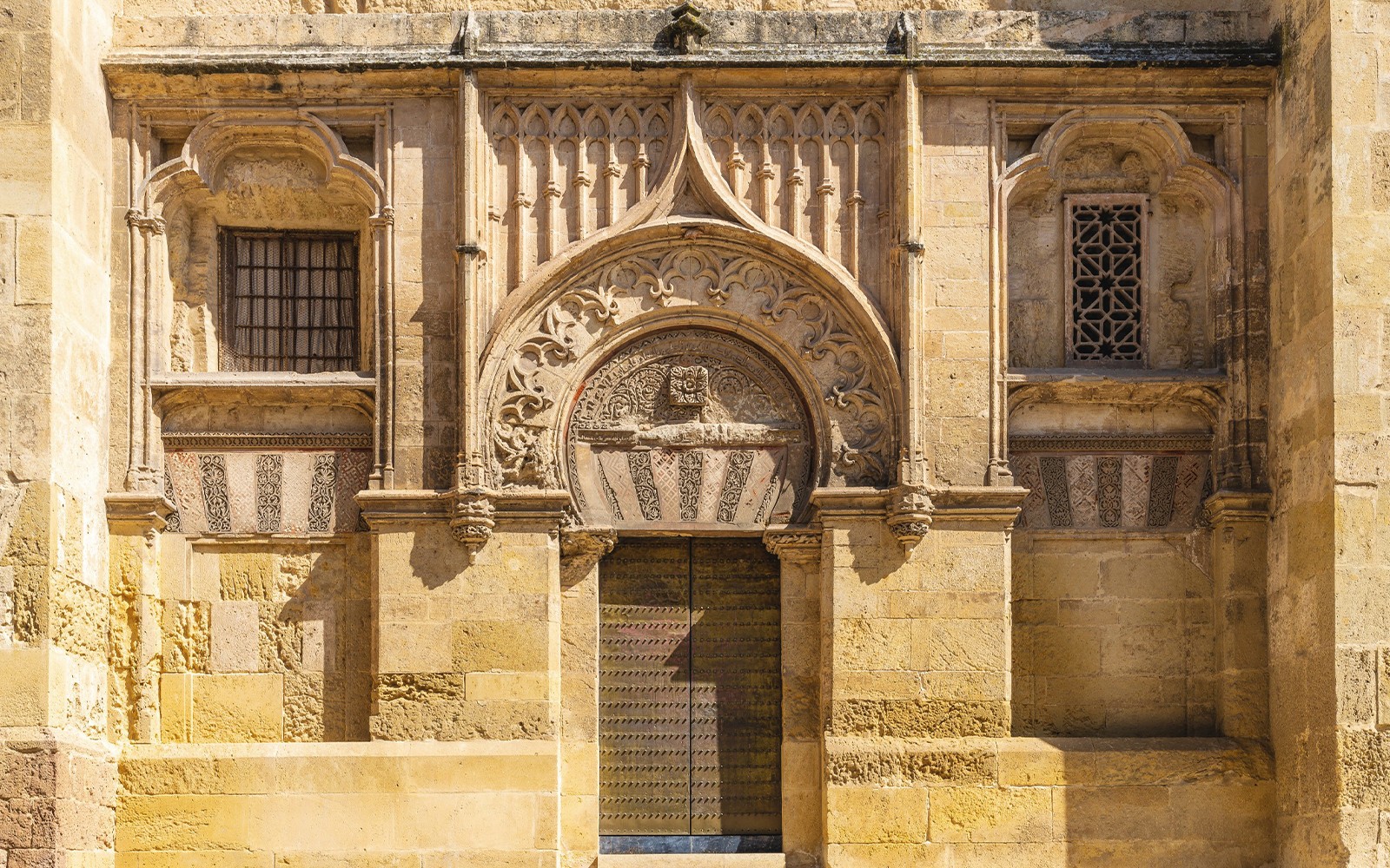 Ursprünglicher Eingang der Mezquita, Moschee-Kathedrale, Córdoba, mit kunstvollen Steinmetzarbeiten.