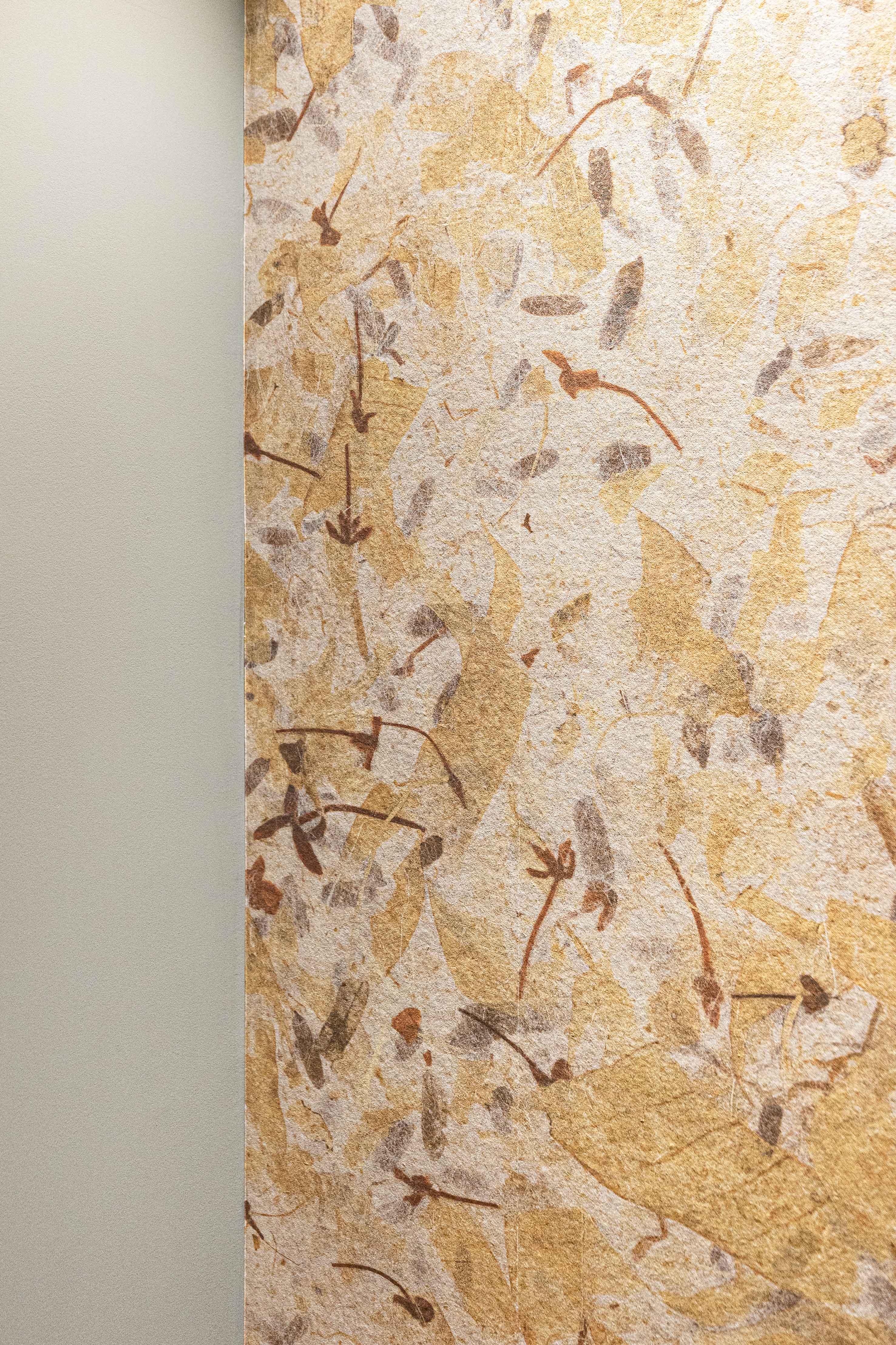 Baño renovado con papel pintado en tonalidades amarillas