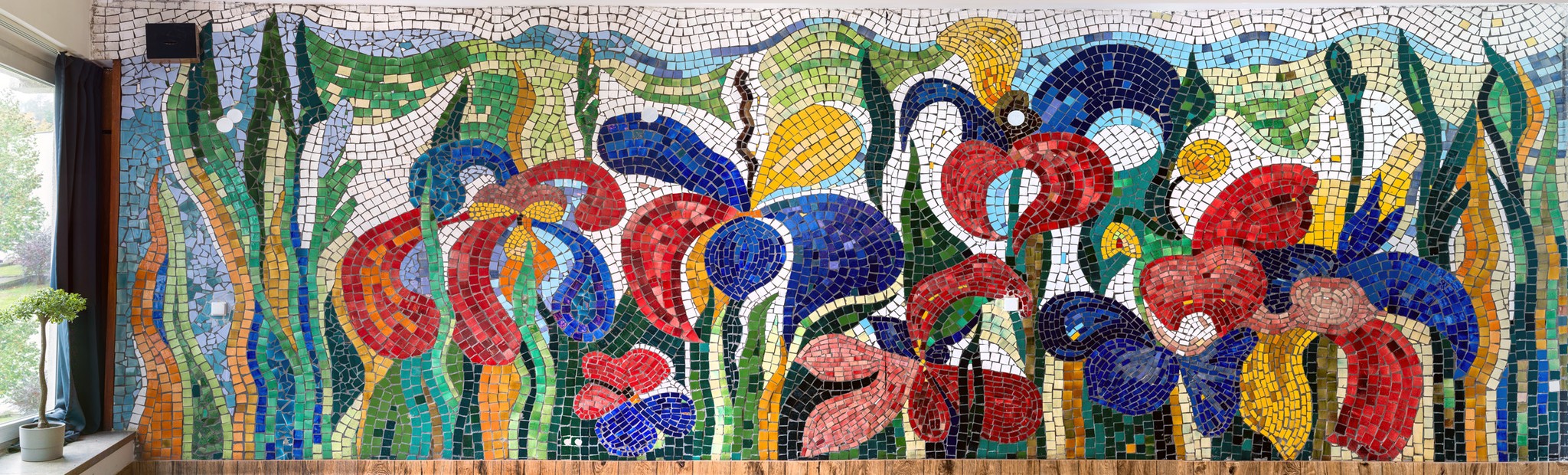 Barwna mozaika z motywami kwiatowymi w kawiarni GCR Repty Śląskie