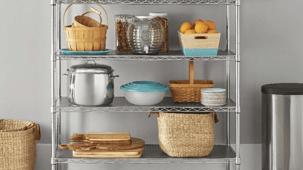 Imagen de mujer disfrutando de una taza de café caliente en la mañana