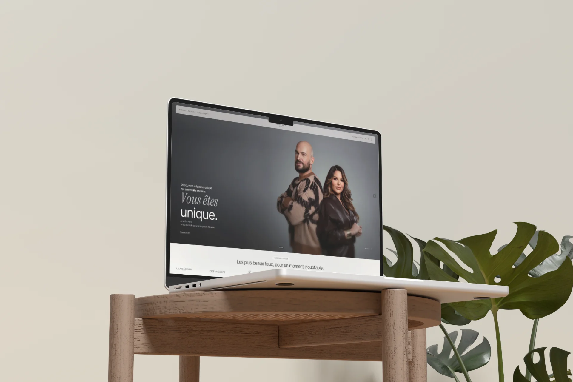 laptop posé sur une table basse. l'écran du laptop affiche le site Ana Gia paris