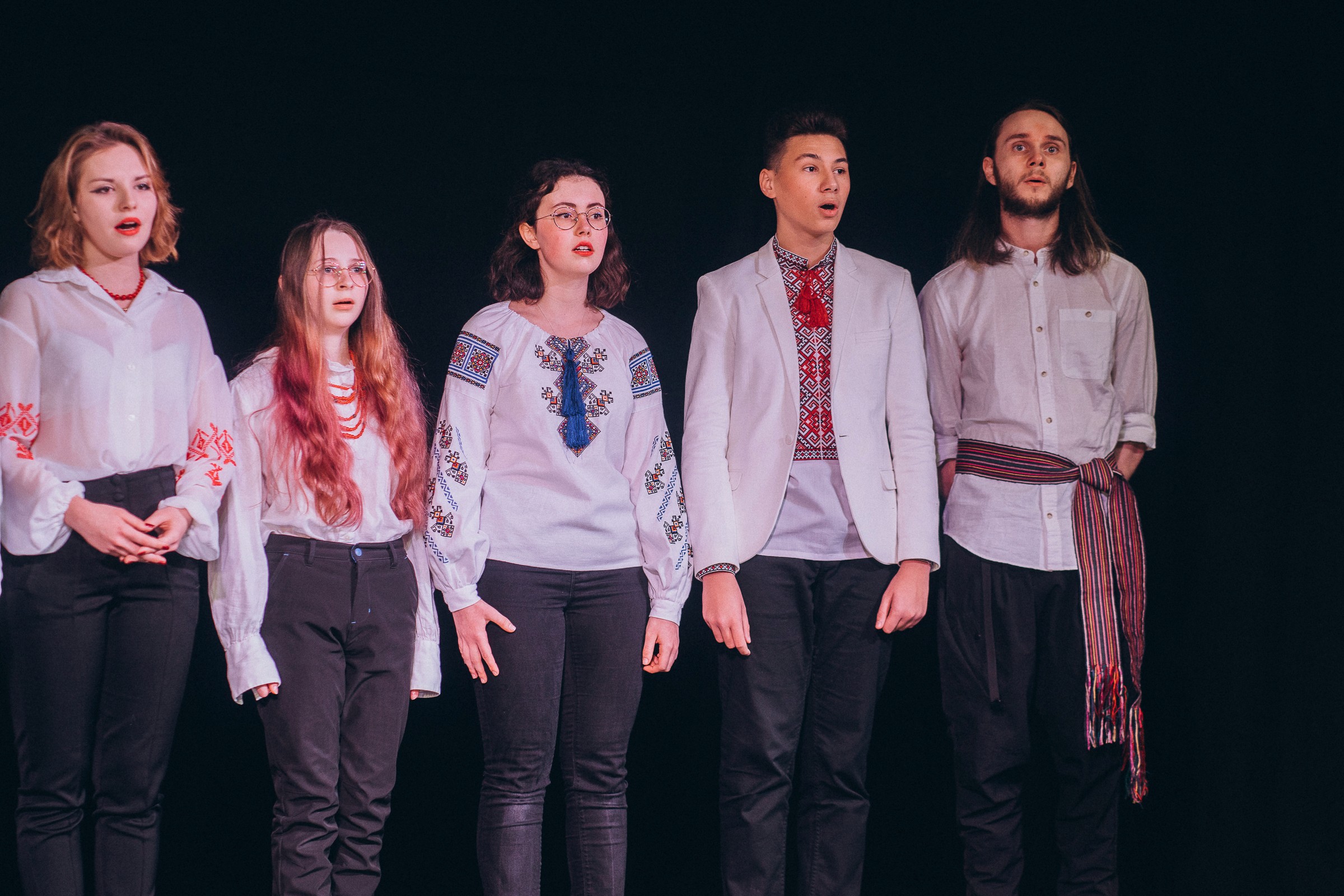 Foto von jungen Leuten, die das Theaterstück aufführen.