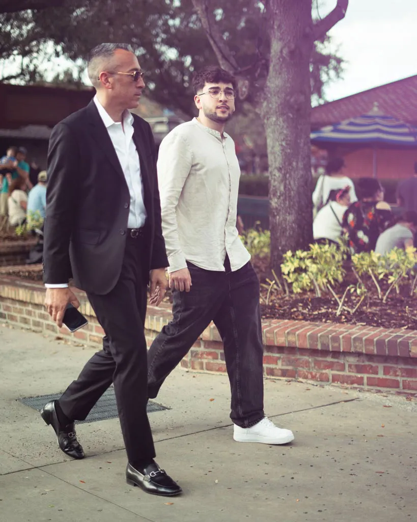 Adrián y su hijo Federico caminan por la calle.