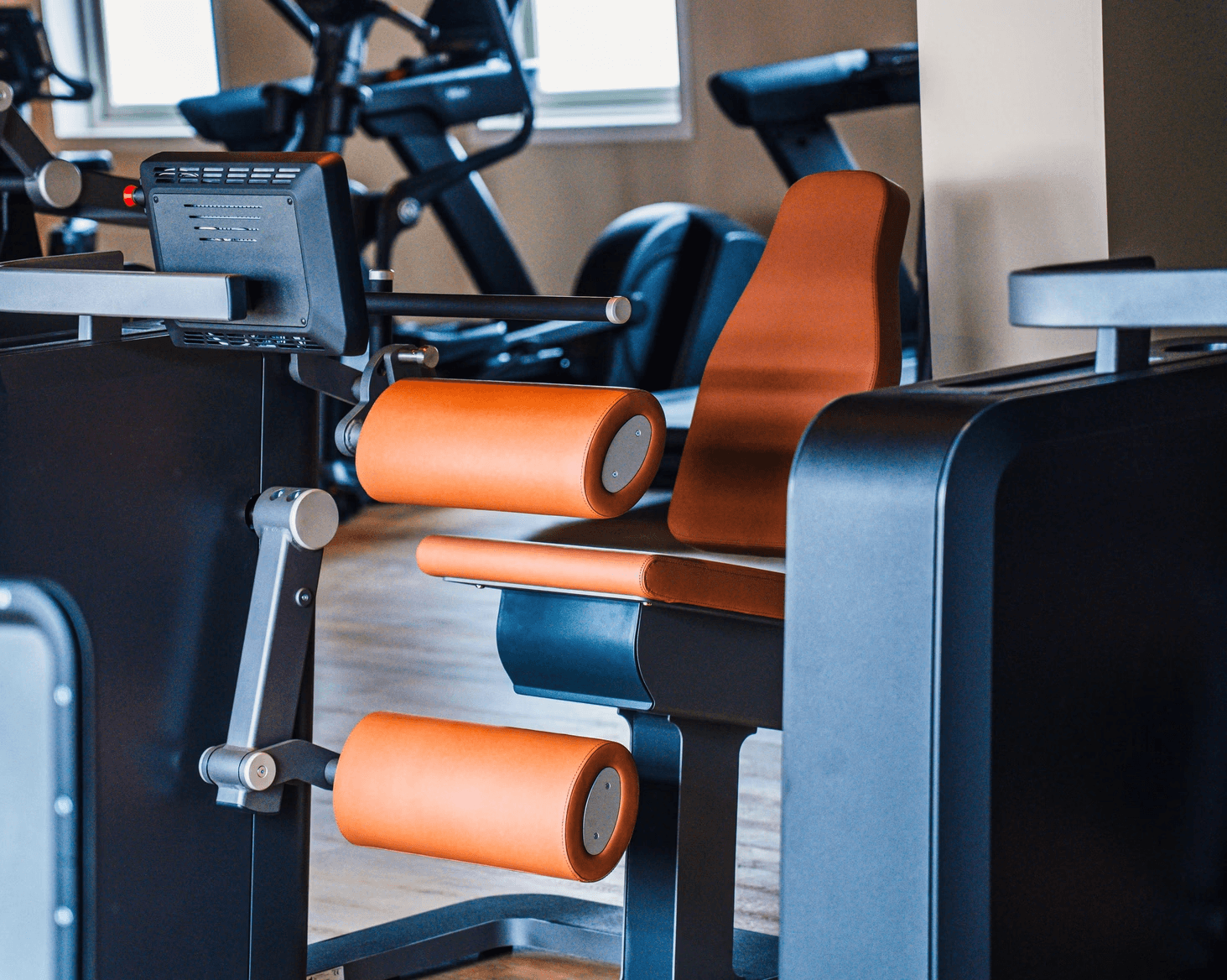 Premium krachtmachine met oranje leren bekleding in de fitnessstudio van Bodywork in Scherpenzeel