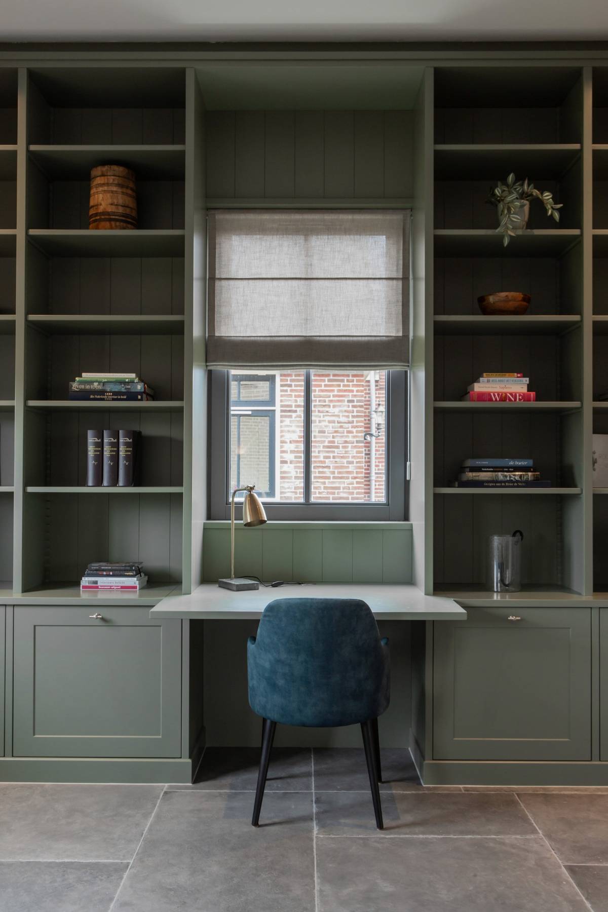 maatwerk boekenkast met bureau in klassiek interieur 