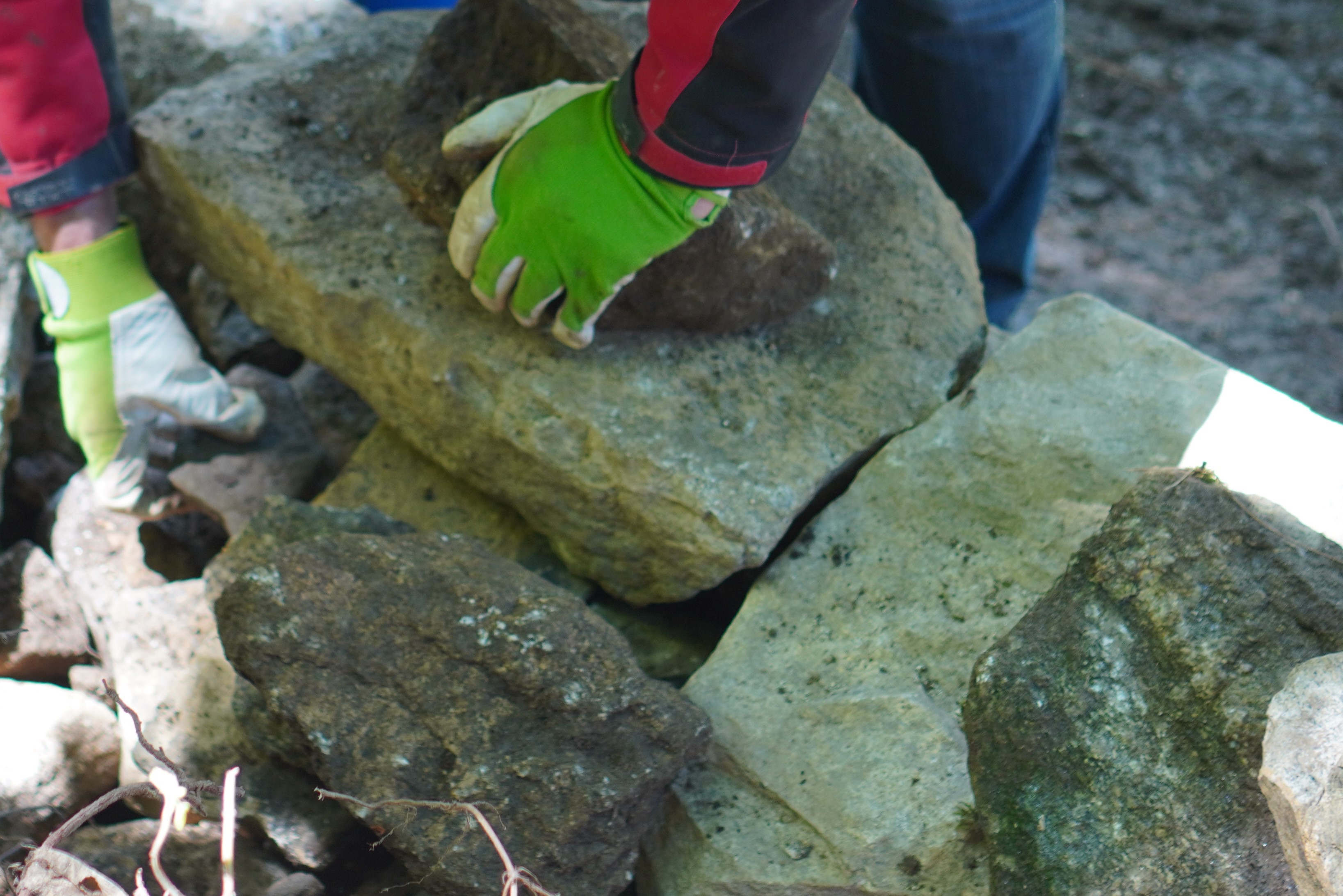 Bauregeln Trockenmauern Mauer mit Keilen
