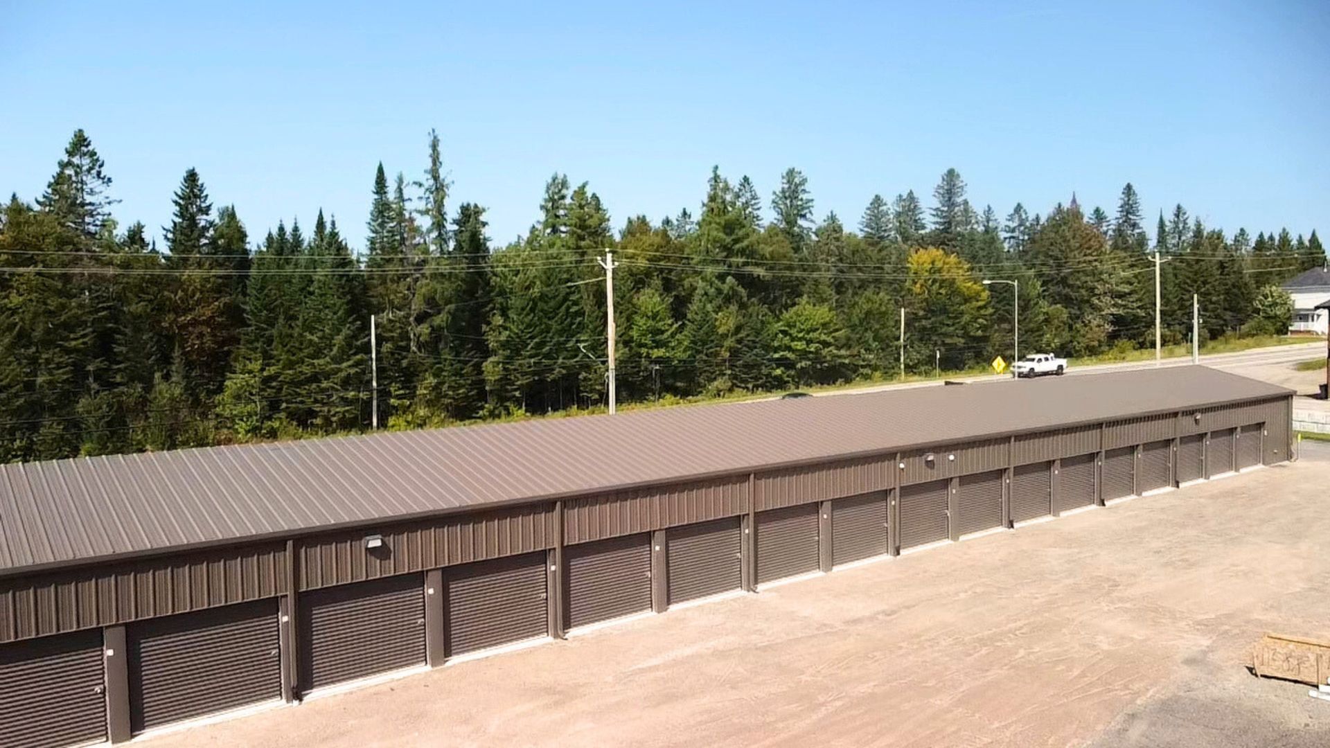 Vue extérieur prise à partir du côté du bâtiment montrant le toit et les portes des minis entrepôts