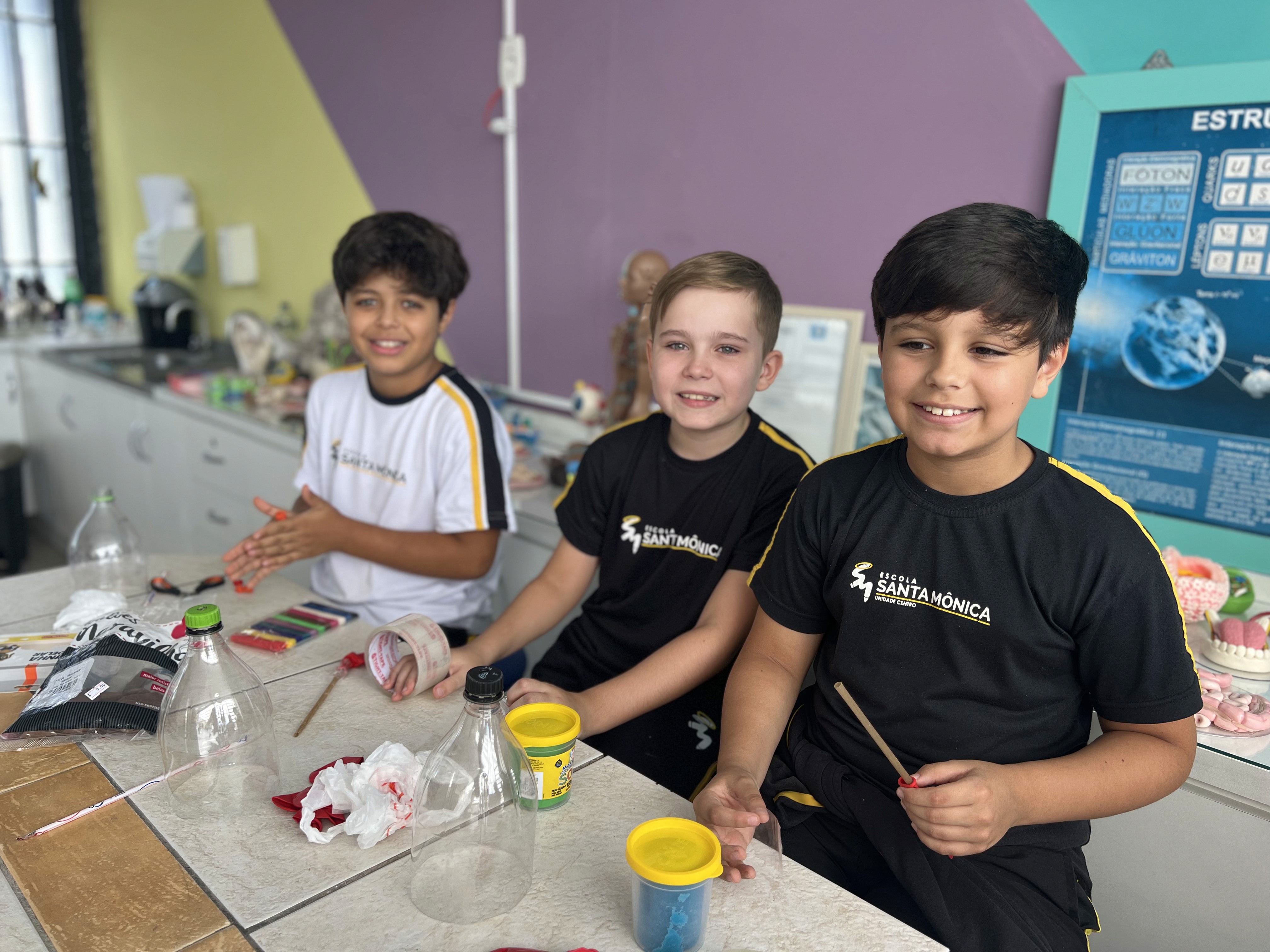 Alunos do Jardim II da Escola Santa Mônica participam de atividade do projeto Astroalfa explorando a letra A.