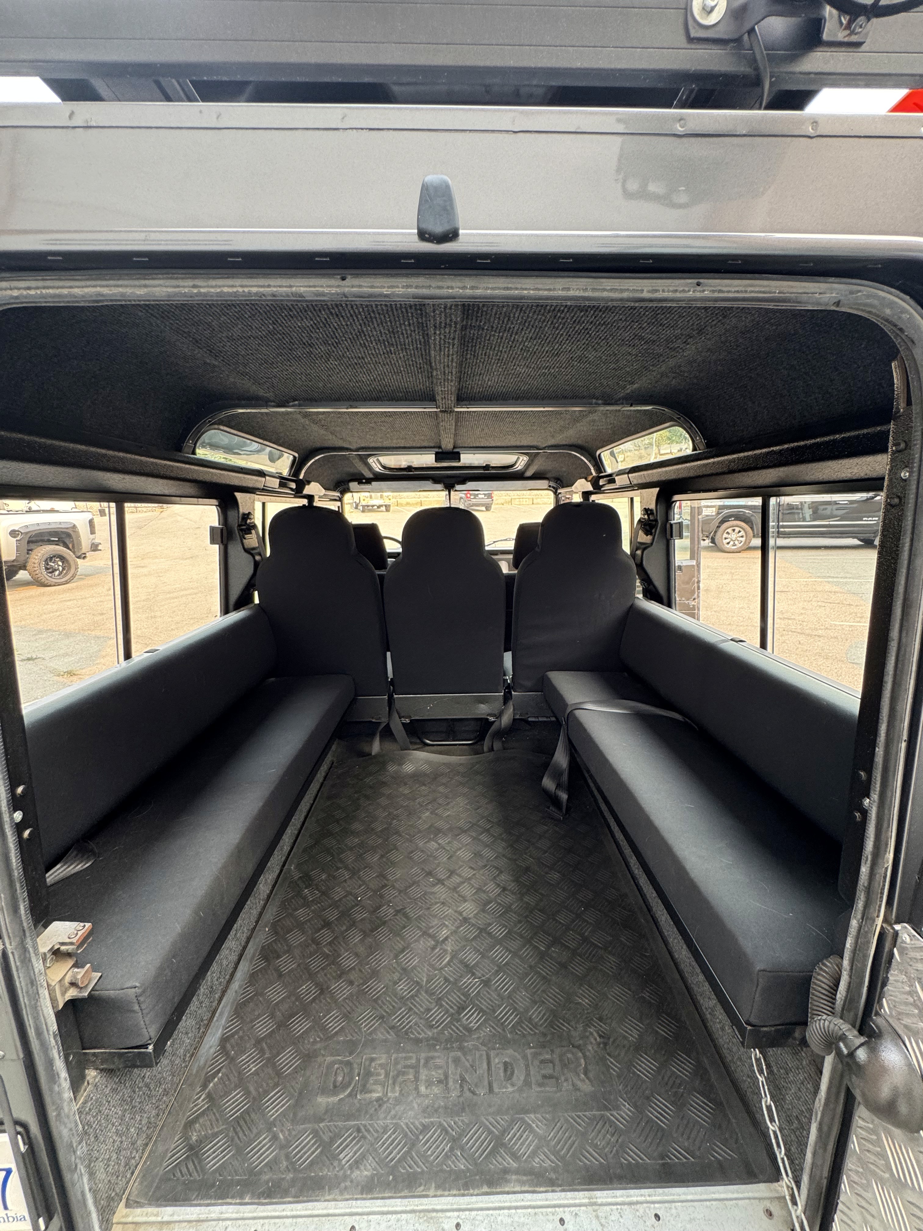 Land Rover Defender 110 photo 7